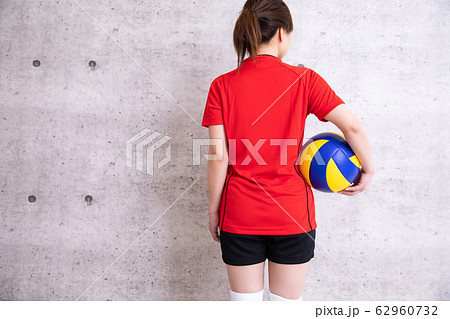 バレーボールをやる女性 バレーボールをやる女性 62960732