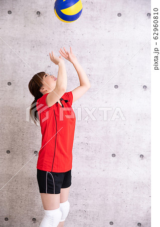 バレーボールをやる女性 トス の写真素材