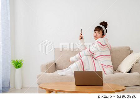 リビングルームにいる女性 62960836