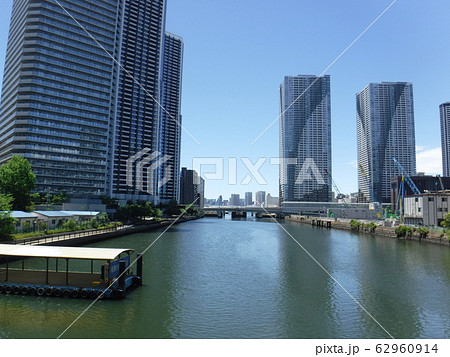 東京都内の水辺と高層マンションの風景 東京都内の水辺と高層マンションの風景 62960914