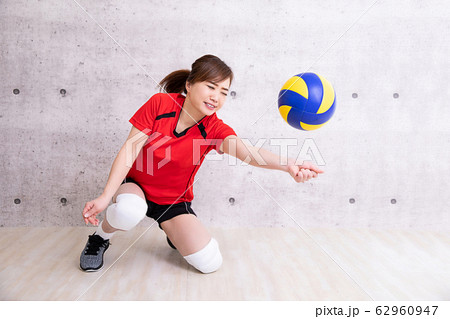 バレーボールをやる女性(真剣にレシーブ) バレーボールをやる女性(真剣にレシーブ) 62960947