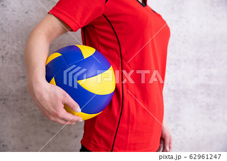 バレーボールをやる女性 バレーボールをやる女性 62961247