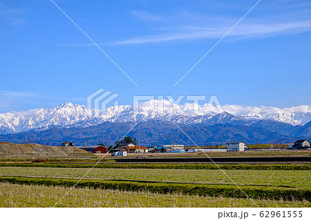 富山・立山連峰と田園地帯 62961555