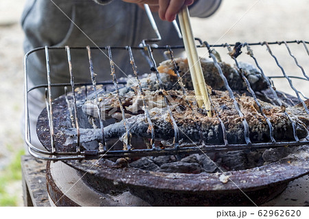 川魚を七輪で焼く 釣り堀にての写真素材 62962620 Pixta