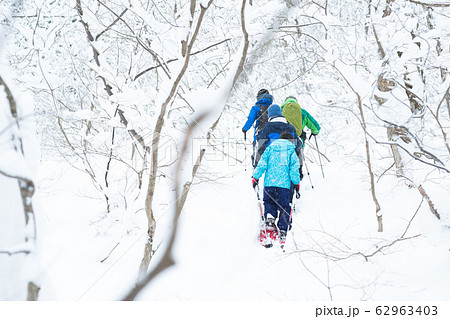 スノーシューを楽しむ親子 62963403