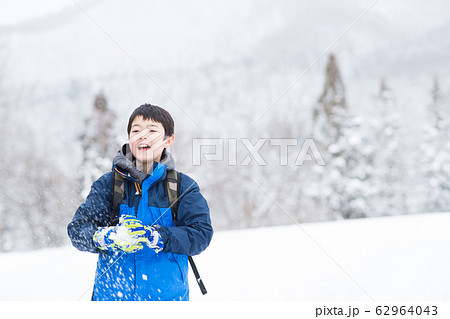 冬を楽しむ子ども 62964043