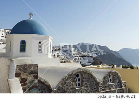 サントリーニ島のシンボル青のドーム 62964621