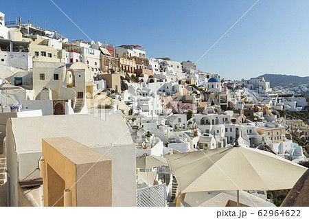 サントリーニ島の白壁の町並み 62964622