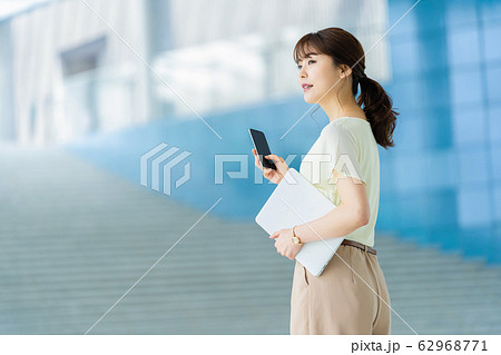 女性社員　ビジネスウーマン  ビジネスイメージ  パソコンを使う女性　働く女性 62968771