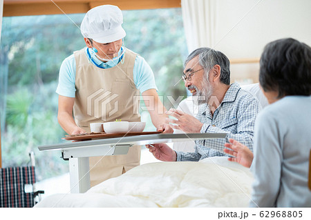 食事　介護イメージ　シニア　デイケア　介護福祉士　老人ホーム 62968805