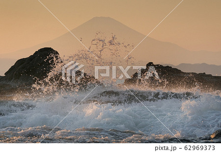 富士山と波の風景 62969373