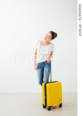 若い女性　旅行イメージ 62969996