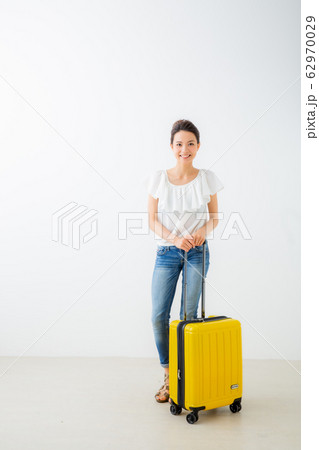 若い女性　旅行イメージ 62970029