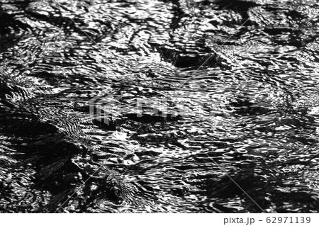 モノクロ　流れ　水　飛沫　　（2020年3月登録）　最大サイズ：Ｍ 62971139