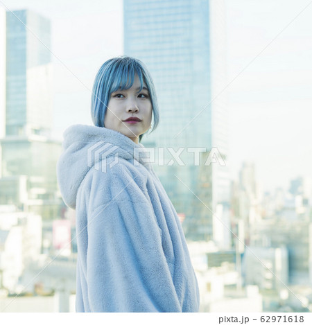 青い髪の若い女性 青い髪の若い女性 62971618