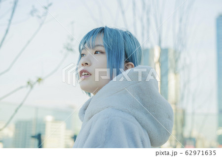 青い髪の若い女性の写真素材