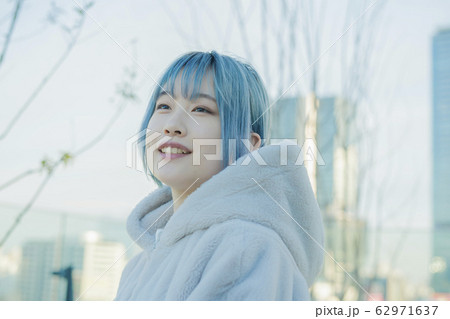 青い髪の若い女性の写真素材