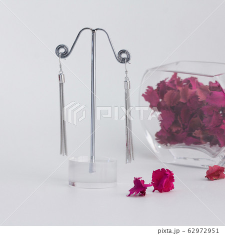 A pair of beautiful 925 sterling silver earrings 62972951