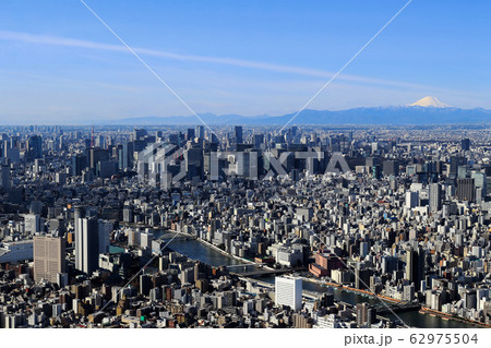 東京スカイツリーから見た東京都心の全景と富士山の写真素材