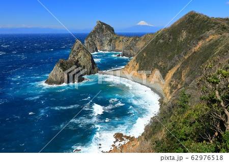 【静岡県】晴天下の富士山と千貫門 【静岡県】晴天下の富士山と千貫門 62976518