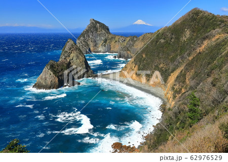 【静岡県】晴天下の富士山と千貫門 62976529