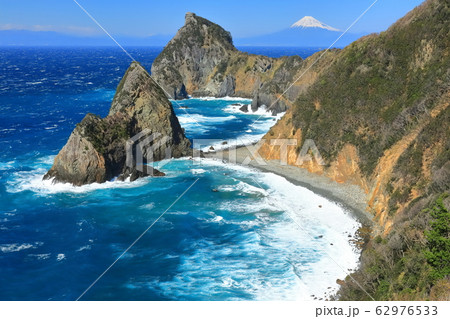 【静岡県】晴天下の富士山と千貫門 【静岡県】晴天下の富士山と千貫門 62976533