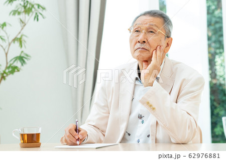 シニア 手紙 男性 老後 セカンドライフイメージ 62976881