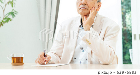 シニア 手紙 男性 老後 セカンドライフイメージ 62976883