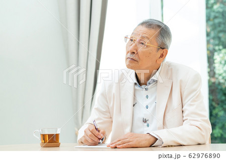 シニア 手紙 男性 老後 セカンドライフイメージ 62976890