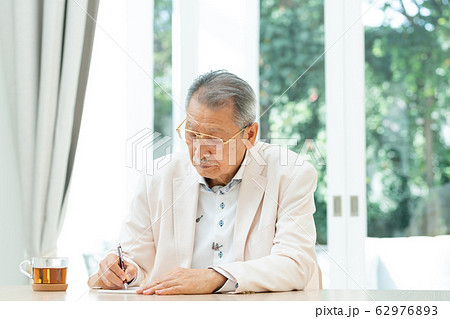 シニア 手紙 男性 老後 セカンドライフイメージ 62976893