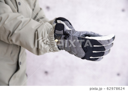 スノーボードをする女性 スノーボードをする女性 62978624