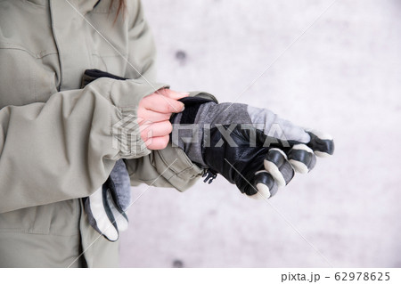 スノーボードをする女性 スノーボードをする女性 62978625