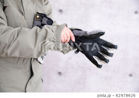 スノーボードをする女性 スノーボードをする女性 62978626