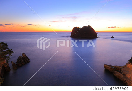 【静岡県】伊豆三四郎島の夕景 62978906