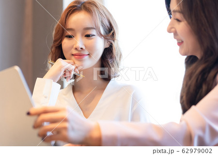 ビジネス 女性 会社員 62979002