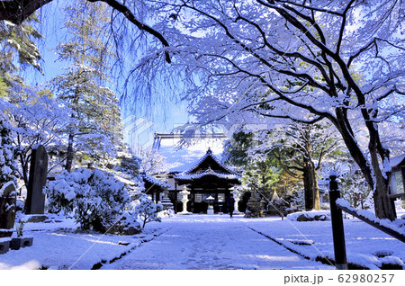 曹洞宗金剛宝山輪王寺　雪の積もった境内と本堂 62980257