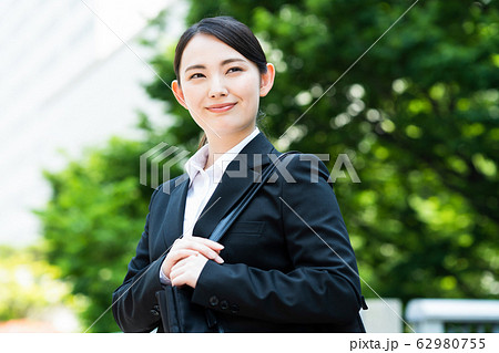 女性 ビジネス ビジネスウーマン 就職活動 新入社員 若い女性 若い 女性 ビジネス ビジネスウーマン 就職活動 新入社員 若い女性 若い 62980755