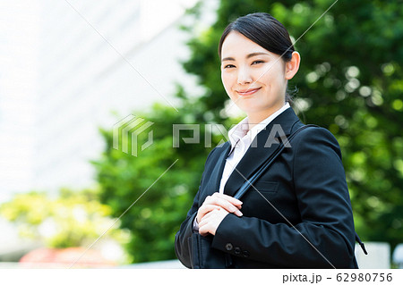 女性 ビジネス ビジネスウーマン 就職活動 新入社員 若い女性 若い 女性 ビジネス ビジネスウーマン 就職活動 新入社員 若い女性 若い 62980756