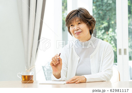 シニア 手紙 女性 老後 セカンドライフイメージ シニア 手紙 女性 老後 セカンドライフイメージ 62981117