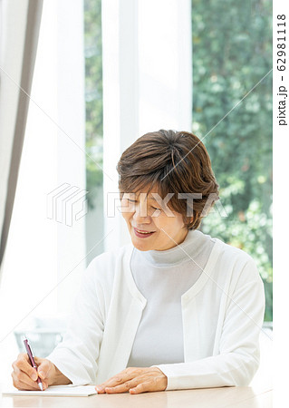 シニア 手紙 女性 老後 セカンドライフイメージ 62981118