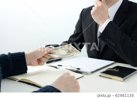 賄賂に悩むビジネスマン 賄賂に悩むビジネスマン 62981138