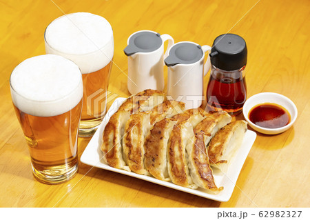 ビールと餃子 62982327