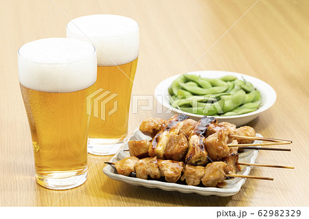 ビールと焼き鳥と枝豆 ビールと焼き鳥と枝豆 62982329