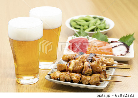 ビールと焼き鳥と刺身と枝豆 ビールと焼き鳥と刺身と枝豆 62982332