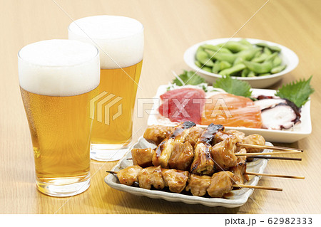 ビールと焼き鳥と刺身と枝豆 ビールと焼き鳥と刺身と枝豆 62982333