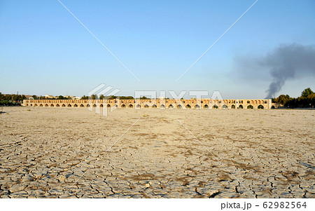 イラン　イスファハーン　干上がったザーヤンデ川と三十三アーチ橋 62982564
