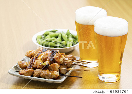 ビールと焼き鳥と枝豆の写真素材