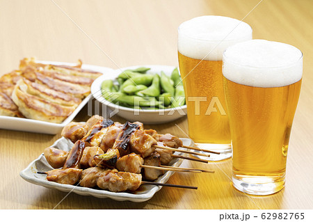 ビールに合う料理_焼き鳥と枝豆と餃子 62982765