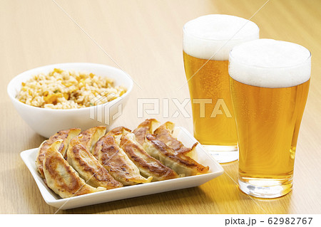 ビールと餃子とチャーハン 62982767