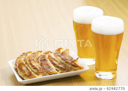 ビールと餃子 ビールと餃子 62982770